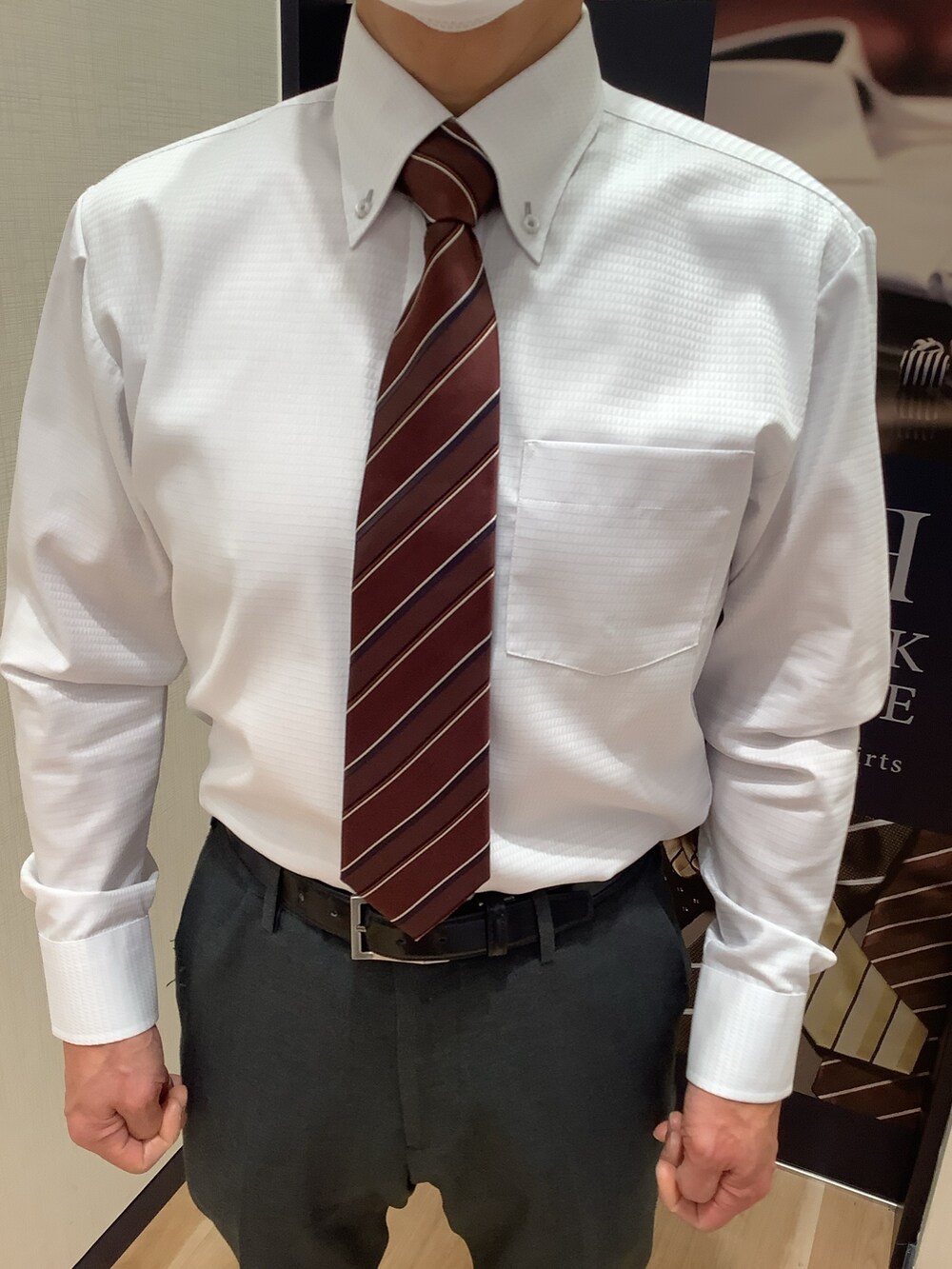 グレー系のビジネスシャツを着用したメンズの冬コーディネートの2枚目の写真