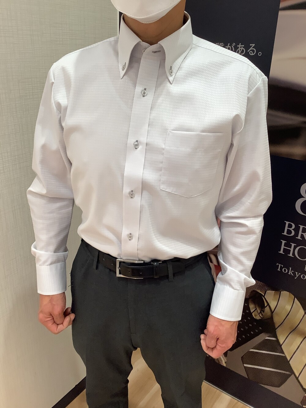 グレー系のビジネスシャツを着用したメンズの冬コーディネートの3枚目の写真