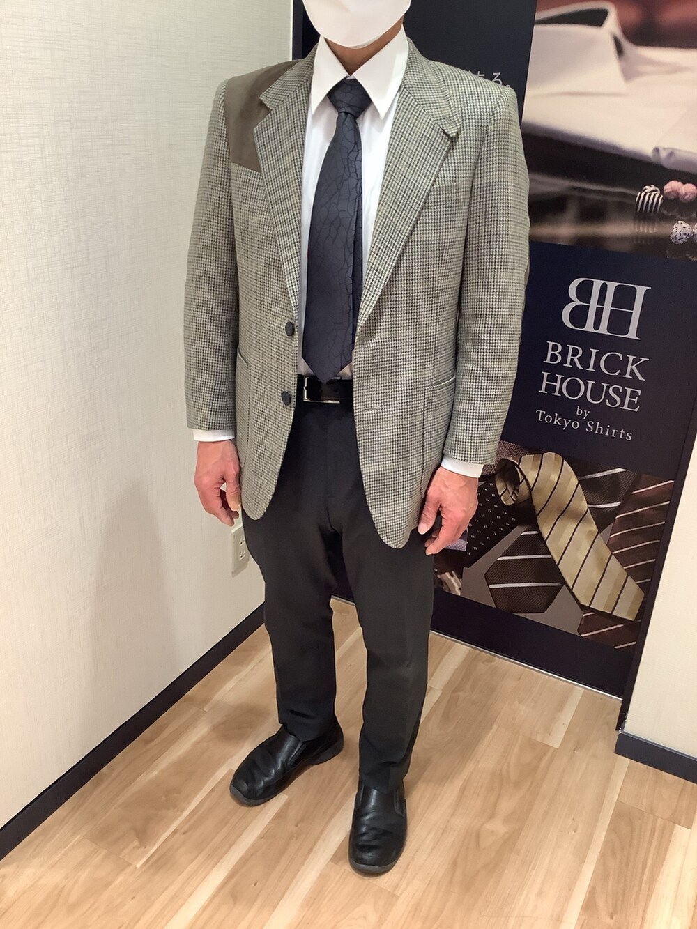 ホワイト系のビジネスシャツを着用したメンズの冬コーディネートの3枚目の写真