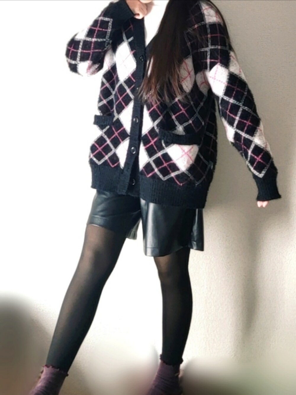 ブラック系のカーディガン/ボレロ、ホワイト系のニット/セーター、ブラック系のその他パンツを着用したレディースの冬コーディネートの2枚目の写真