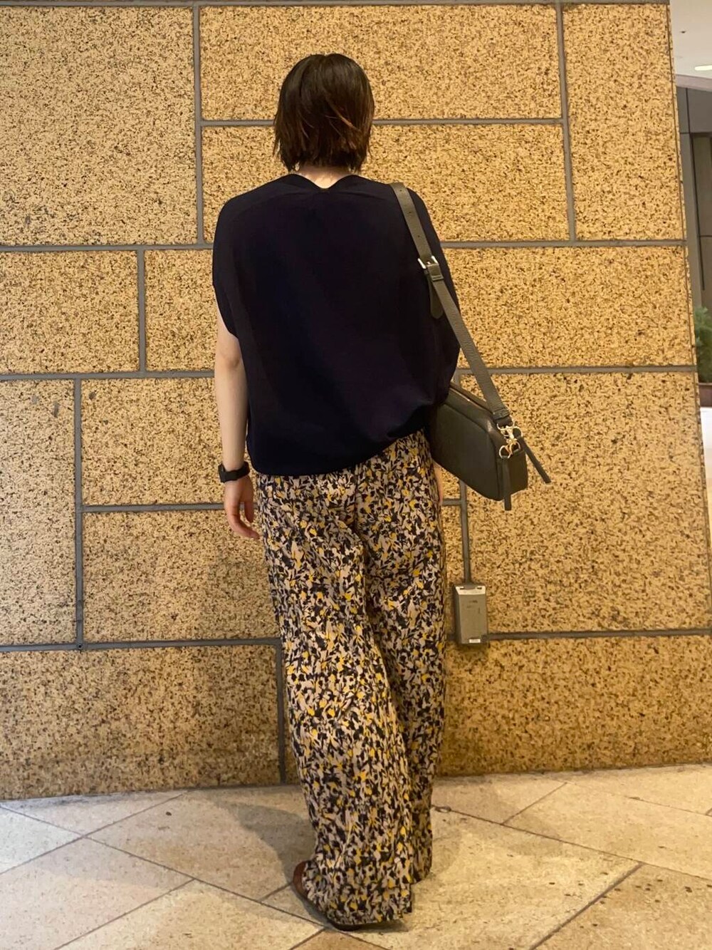 グリーン系のショルダーバッグ、ブラウン系のバレエシューズ、ベージュ系のその他パンツを着用したレディースの夏コーディネートの4枚目の写真