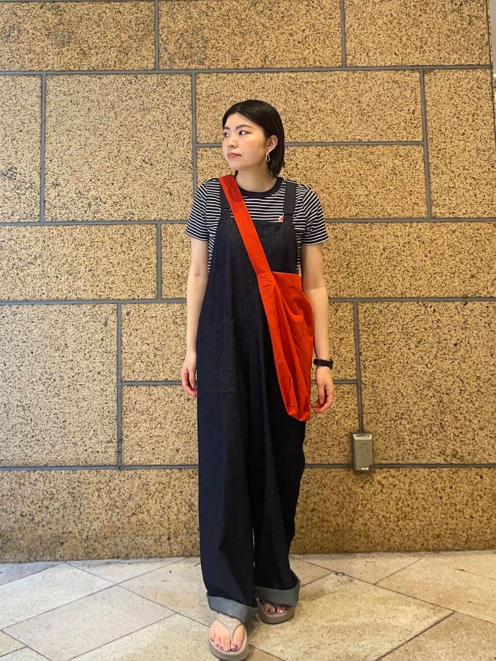 「かぐれ、doors、デニムサロペット、ウーフォス、なんばパークス」｜「PETIT BATEAUの『別注』PETIT BATEAU×DOORS　embroideryt-shirts（Tシャツ/カットソー、ホワイト系）」を使った、yuuuuuummmmmmmeさん（レディース・154cm）の夏コーディネートの2枚目の写真