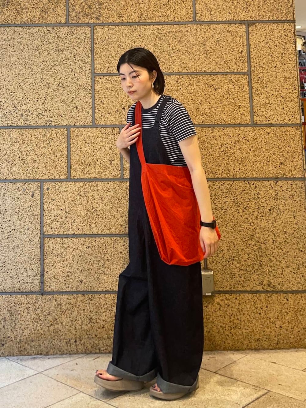 「かぐれ、doors、デニムサロペット、ウーフォス、なんばパークス」｜「PETIT BATEAUの『別注』PETIT BATEAU×DOORS　embroideryt-shirts（Tシャツ/カットソー、ホワイト系）」を使った、yuuuuuummmmmmmeさん（レディース・154cm）の夏コーディネートの3枚目の写真