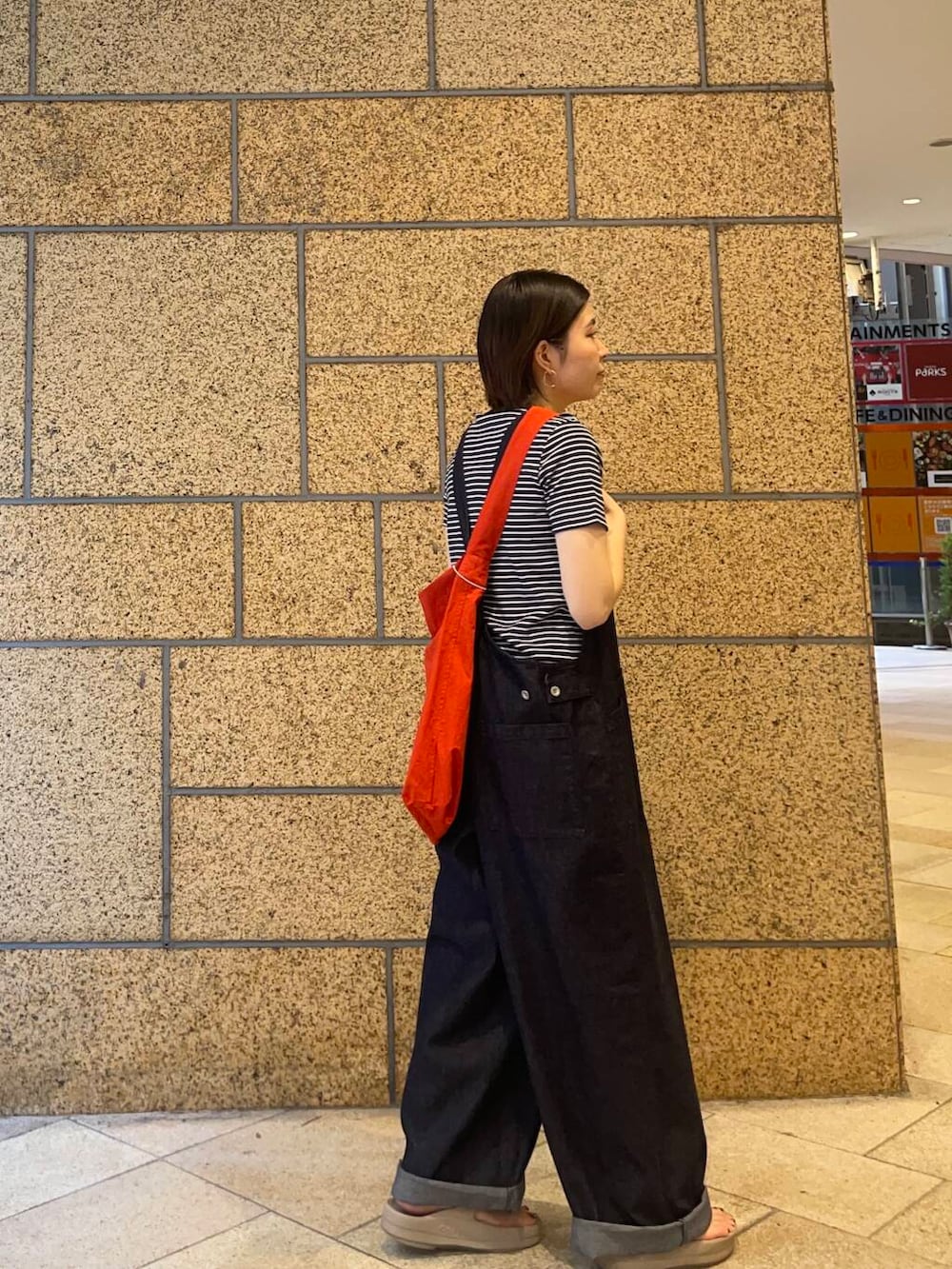 「かぐれ、doors、デニムサロペット、ウーフォス、なんばパークス」｜「PETIT BATEAUの『別注』PETIT BATEAU×DOORS　embroideryt-shirts（Tシャツ/カットソー、ホワイト系）」を使った、yuuuuuummmmmmmeさん（レディース・154cm）の夏コーディネートの4枚目の写真