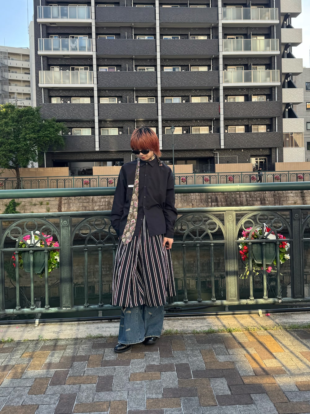 ブラック系のデニムパンツ、ブラック系のシャツ/ブラウス、ブルー系のその他パンツを着用したメンズの春コーディネートの2枚目の写真