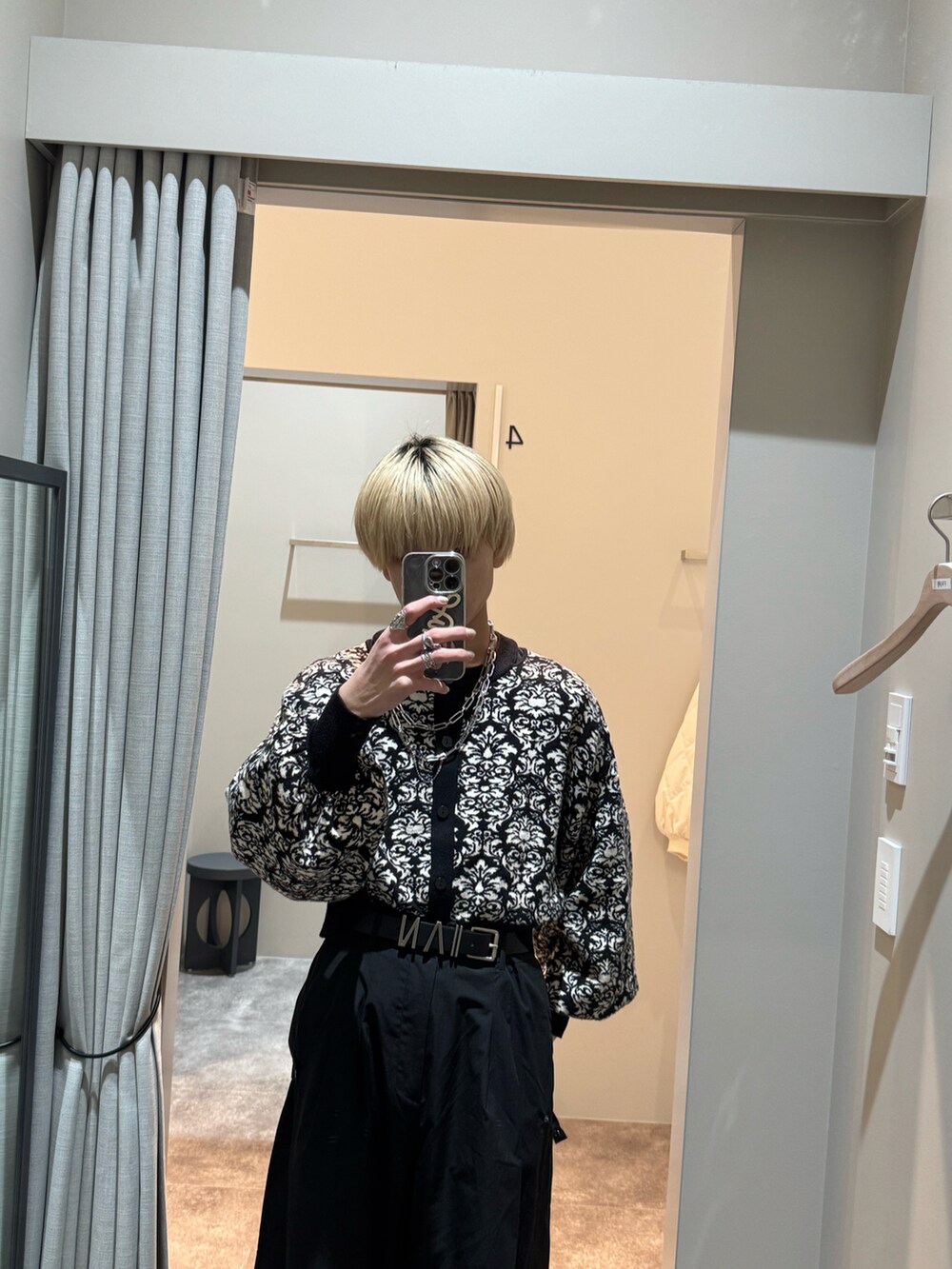 「冬コーデ、モード、ホワイトコーデ、クリスマスに着たい服、秋冬コーデ、大人カジュアル、きれいめカジュアル、今日のコーデ、GU、キレイめ、ブラックコーデ、韓国ファッション、低身長コーデ、カーゴパンツ」｜「Anuiの【UNISEX/3サイズ展開】タックパラシュートパンツ（カーゴパンツ、ブラック系）」を使った、Yukiさん（メンズ・171cm）の冬コーディネートの2枚目の写真