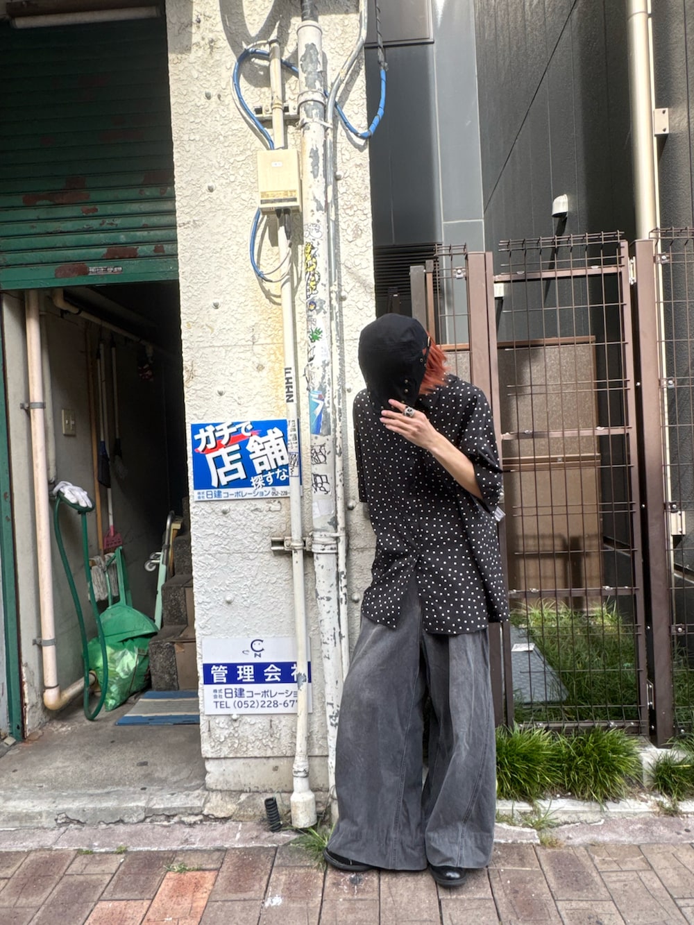 ブラック系のデニムパンツ、ブラック系のシャツ/ブラウスを着用したメンズの夏コーディネートの2枚目の写真