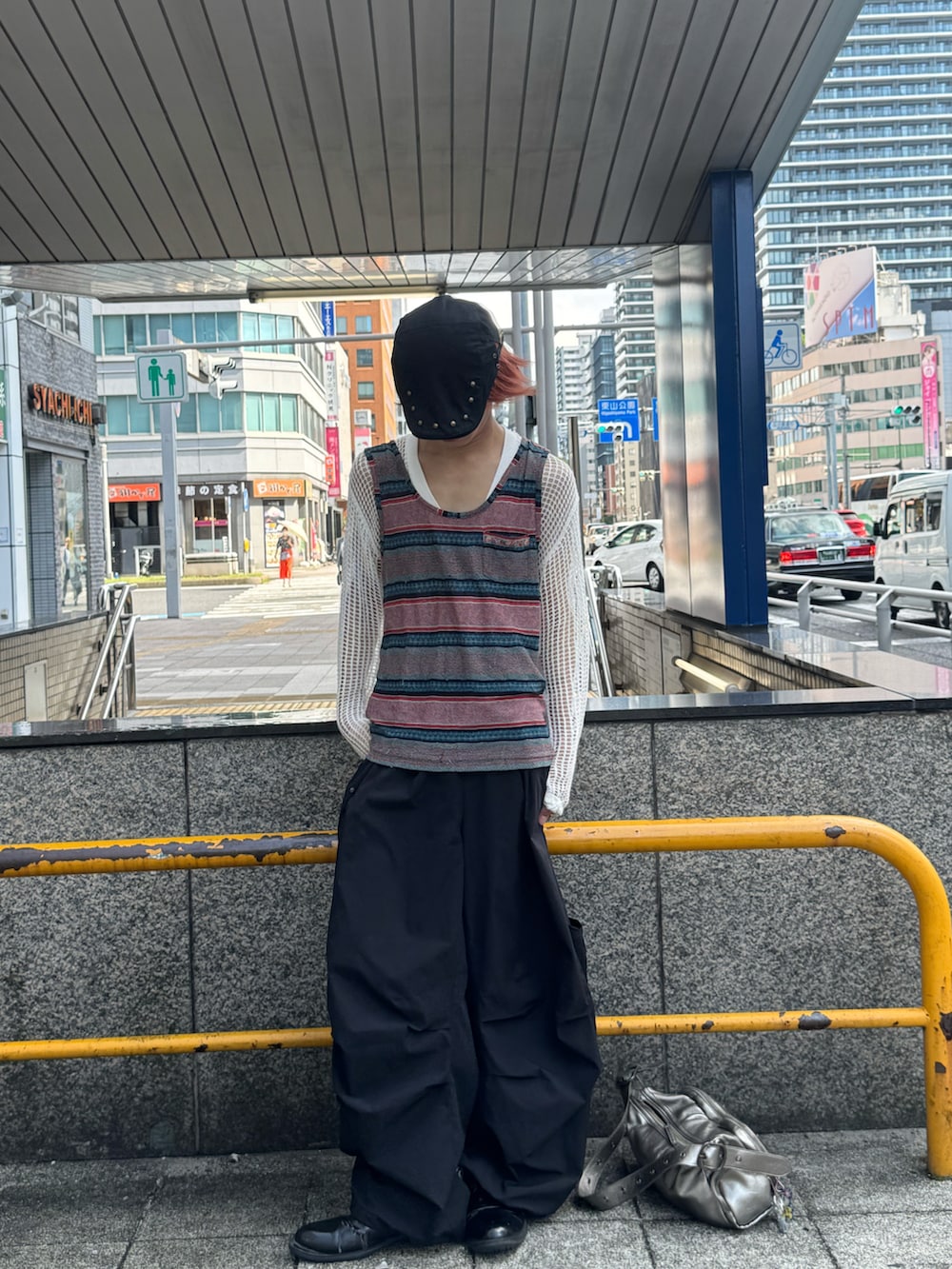 ブラック系のカーゴパンツ、ピンク系のタンクトップを着用したメンズの夏コーディネートの2枚目の写真