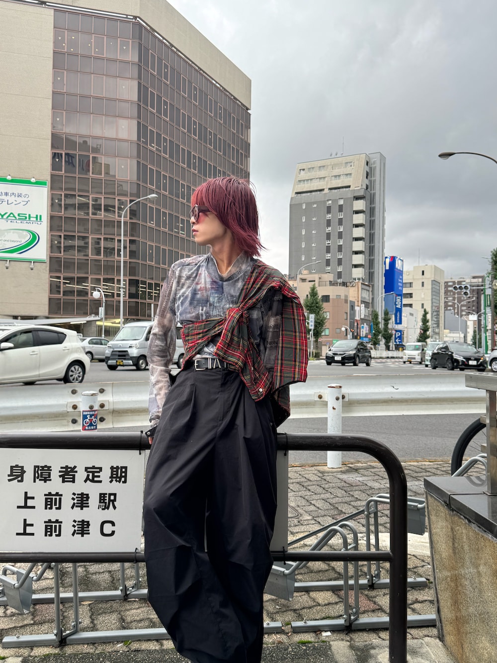 ブラック系のカーゴパンツ、ブラック系のローファー、レッド系のシャツ/ブラウスを着用したメンズの秋コーディネートの2枚目の写真