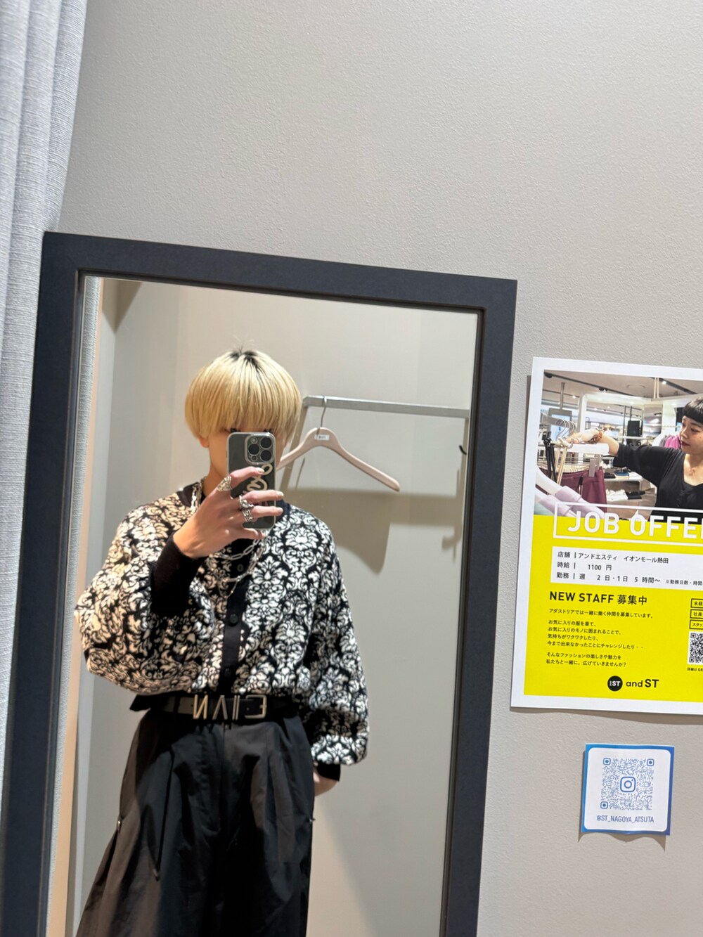 「冬コーデ、モード、ホワイトコーデ、クリスマスに着たい服、秋冬コーデ、大人カジュアル、きれいめカジュアル、今日のコーデ、GU、キレイめ、ブラックコーデ、韓国ファッション、低身長コーデ、カーゴパンツ」｜「Anuiの【UNISEX/3サイズ展開】タックパラシュートパンツ（カーゴパンツ、ブラック系）」を使った、Yukiさん（メンズ・171cm）の冬コーディネートの3枚目の写真