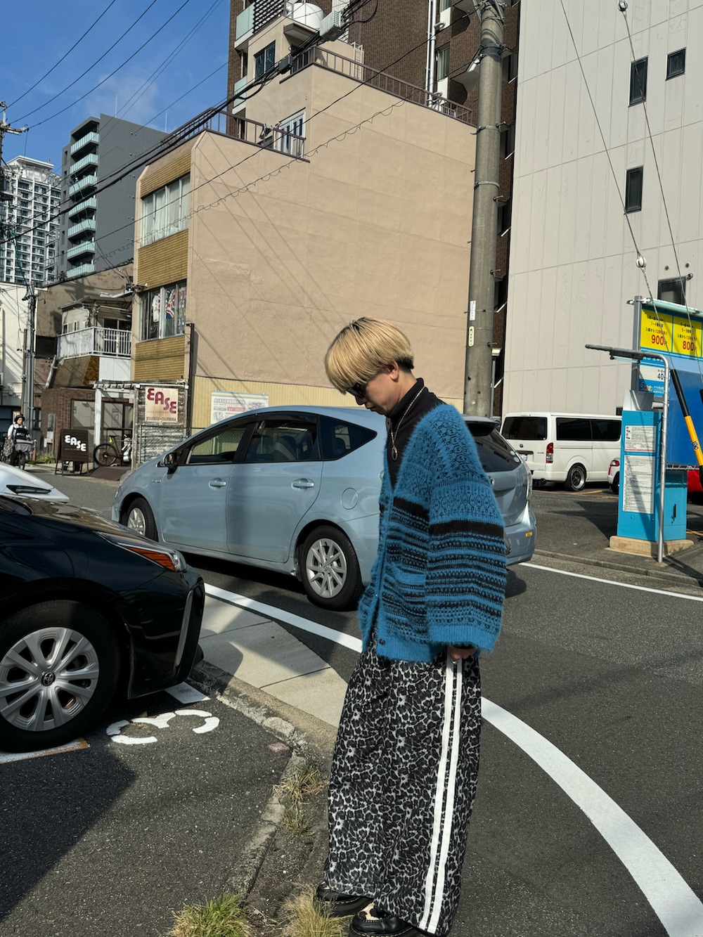 「最近のいい感じコーデ、タートルネック、冬アウター、オトナカジュアル、淡色コーデ、冬、今日のコーデ、ユニクロ、おでかけコーデ、低身長、カーディガン、PAGEBOY、冬コーデ、GU、ニット」｜「JEANASISの4ポケットワンショルダーBAG/131265（ショルダーバッグ、シルバー系）」を使った、Yukiさん（メンズ・171cm）の秋コーディネートの3枚目の写真