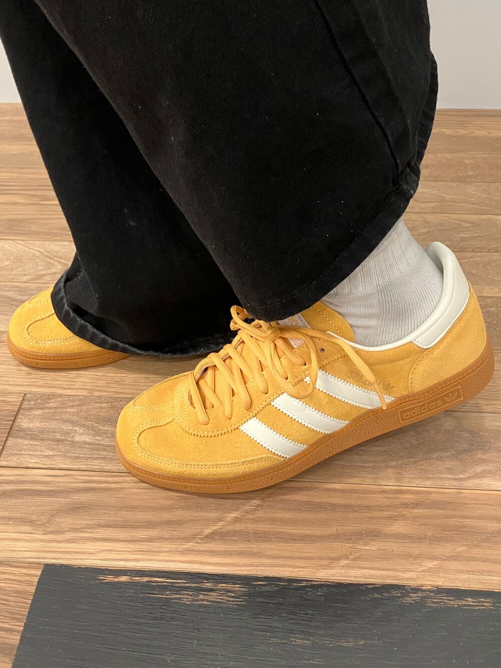 ブラック系のジャケット/アウター、ブラック系のスウェット、イエロー系のスニーカーを着用したメンズの冬コーディネートの4枚目の写真