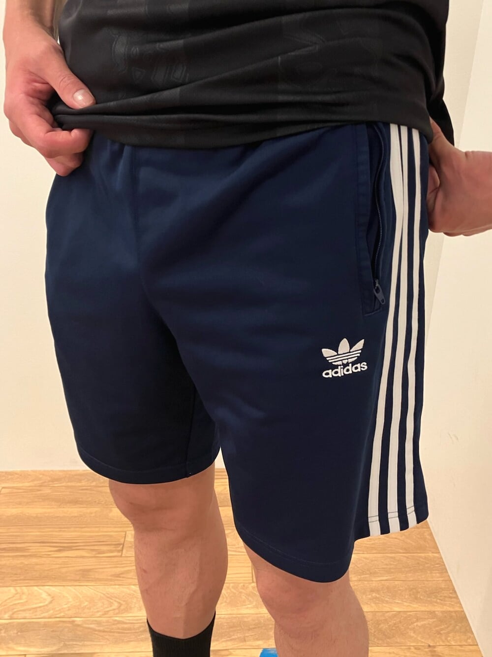 ブラック系のスニーカー、ブラック系のTシャツ/カットソー、ブルー系のその他パンツを着用したメンズの秋コーディネートの3枚目の写真