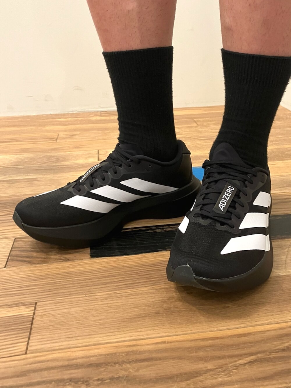 ブラック系のスニーカー、ブラック系のTシャツ/カットソー、ブルー系のその他パンツを着用したメンズの秋コーディネートの4枚目の写真