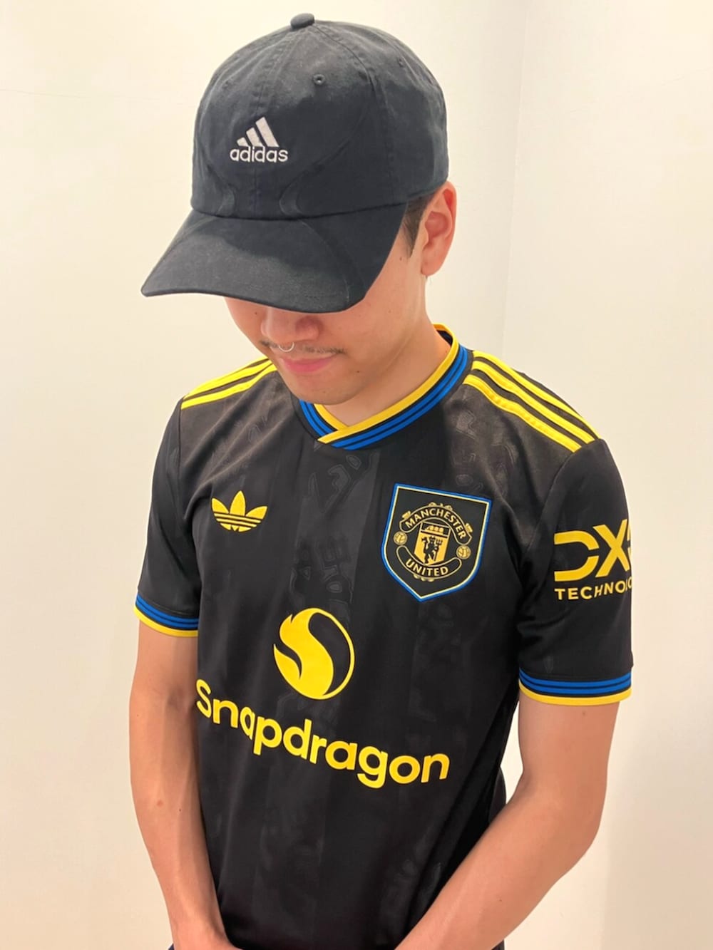 ブラック系のスニーカー、ブラック系のTシャツ/カットソー、ブルー系のその他パンツを着用したメンズの秋コーディネートの2枚目の写真