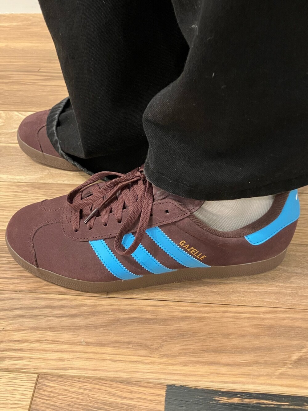 ブラウン系のパーカー、ホワイト系のトップス、ブラウン系のスニーカーを着用したメンズの冬コーディネートの4枚目の写真