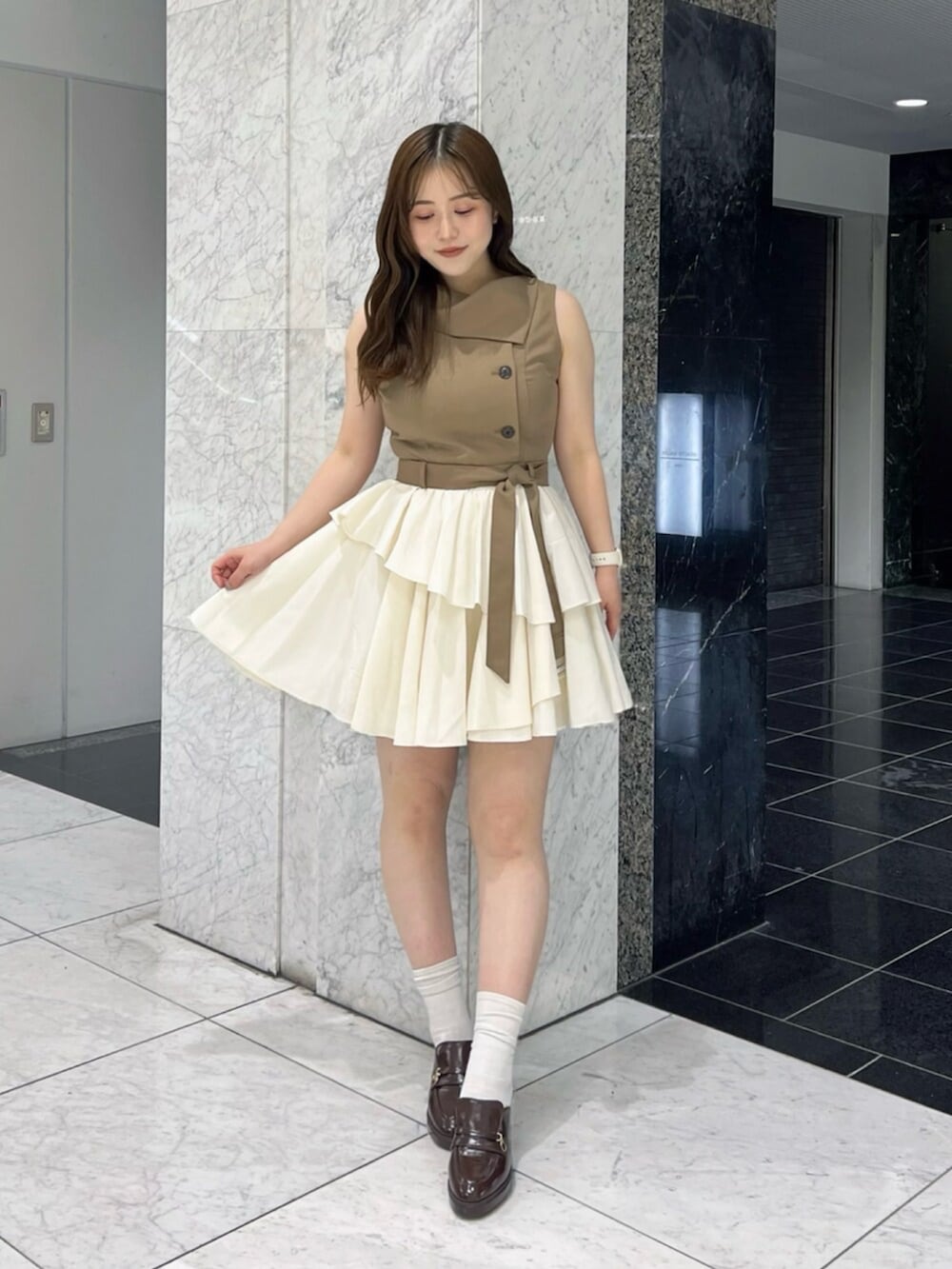 ブラウン系のパンプス、ブラウン系のワンピースを着用したレディースの夏コーディネートの3枚目の写真
