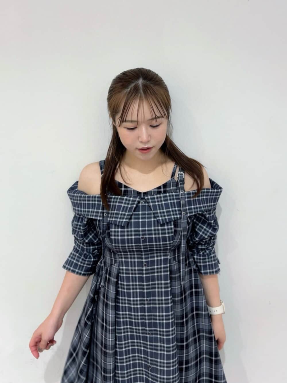 その他のローファー、ブルー系のワンピースを着用したレディースの秋コーディネートの4枚目の写真
