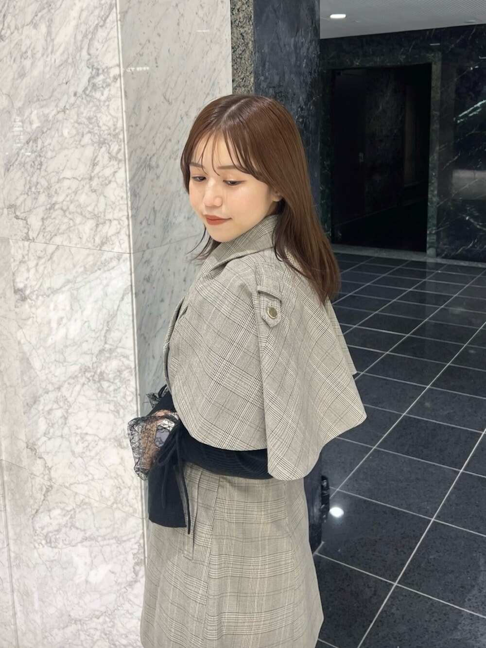 その他のワンピース、ブラック系のブーツ、ブラック系のニット/セーターを着用したレディースの秋コーディネートの7枚目の写真