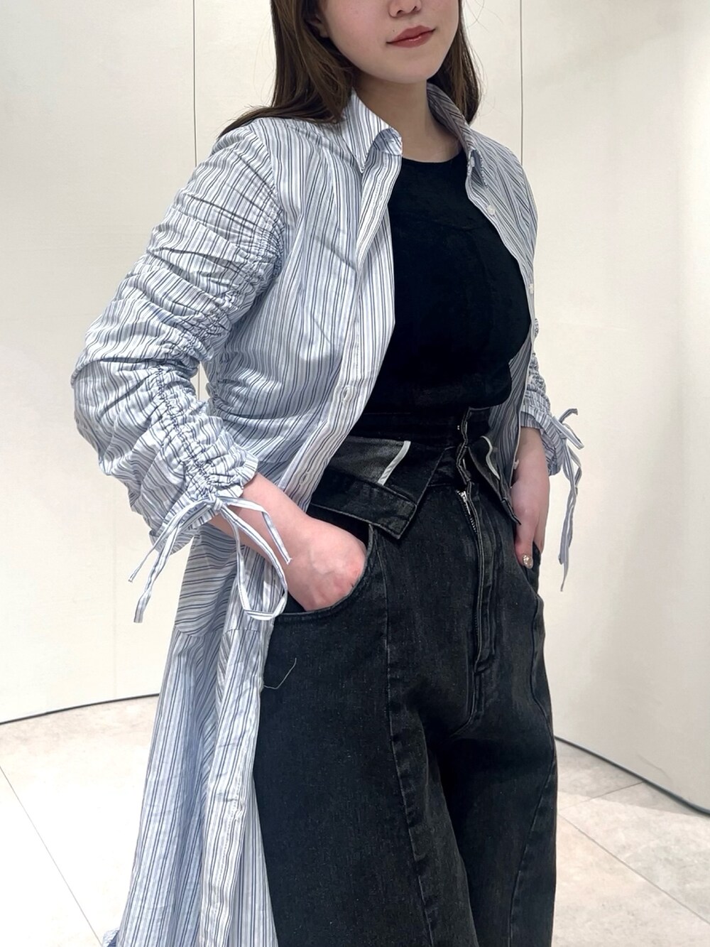 ブラック系のTシャツ/カットソー、ブラック系のデニムパンツ、その他のワンピースを着用したレディースの春コーディネートの7枚目の写真