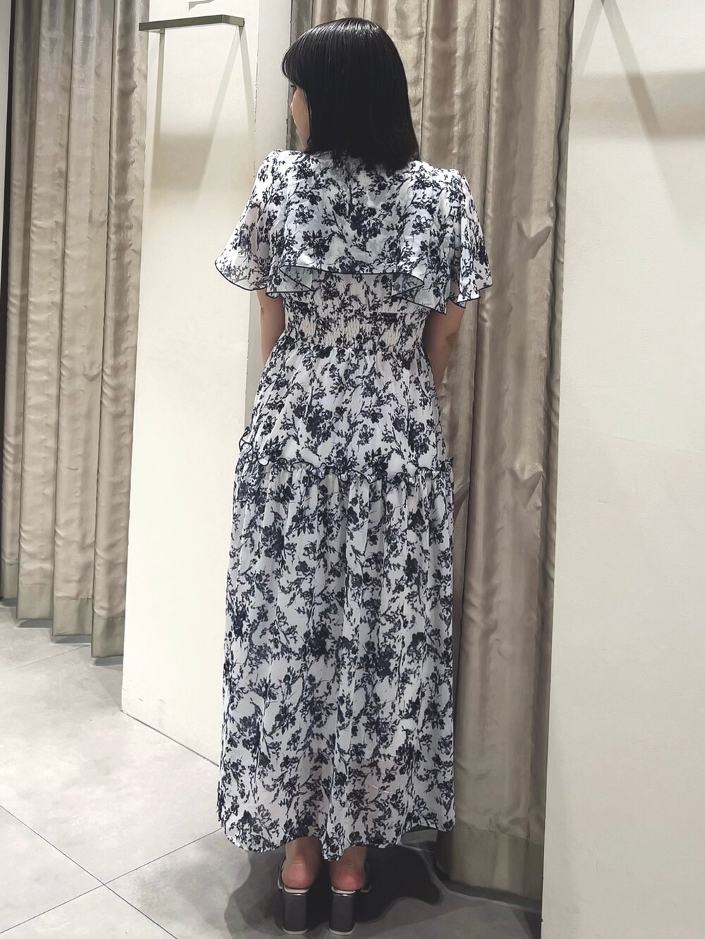 ホワイト系のワンピース、シルバー系のパンプスを着用したレディースの春コーディネートの2枚目の写真