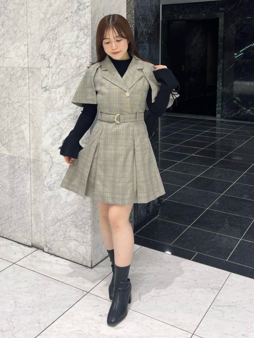 その他のワンピース、ブラック系のブーツ、ブラック系のニット/セーターを着用したレディースの秋コーディネートの4枚目の写真