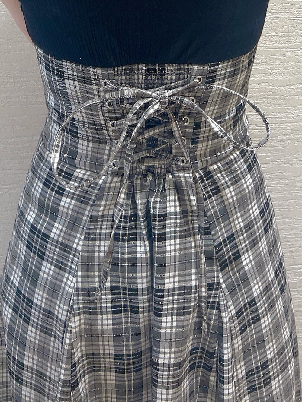 ブラック系のワンピース、ブラック系のパンプスを着用したレディースの夏コーディネートの3枚目の写真