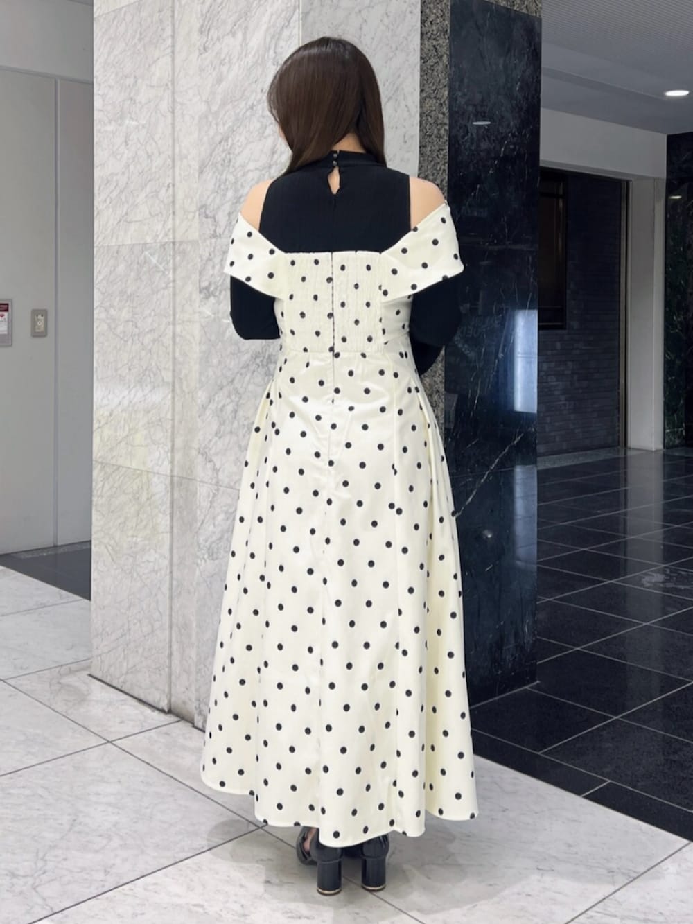 ブラック系のサンダル、その他のワンピースを着用したレディースの春コーディネートの4枚目の写真