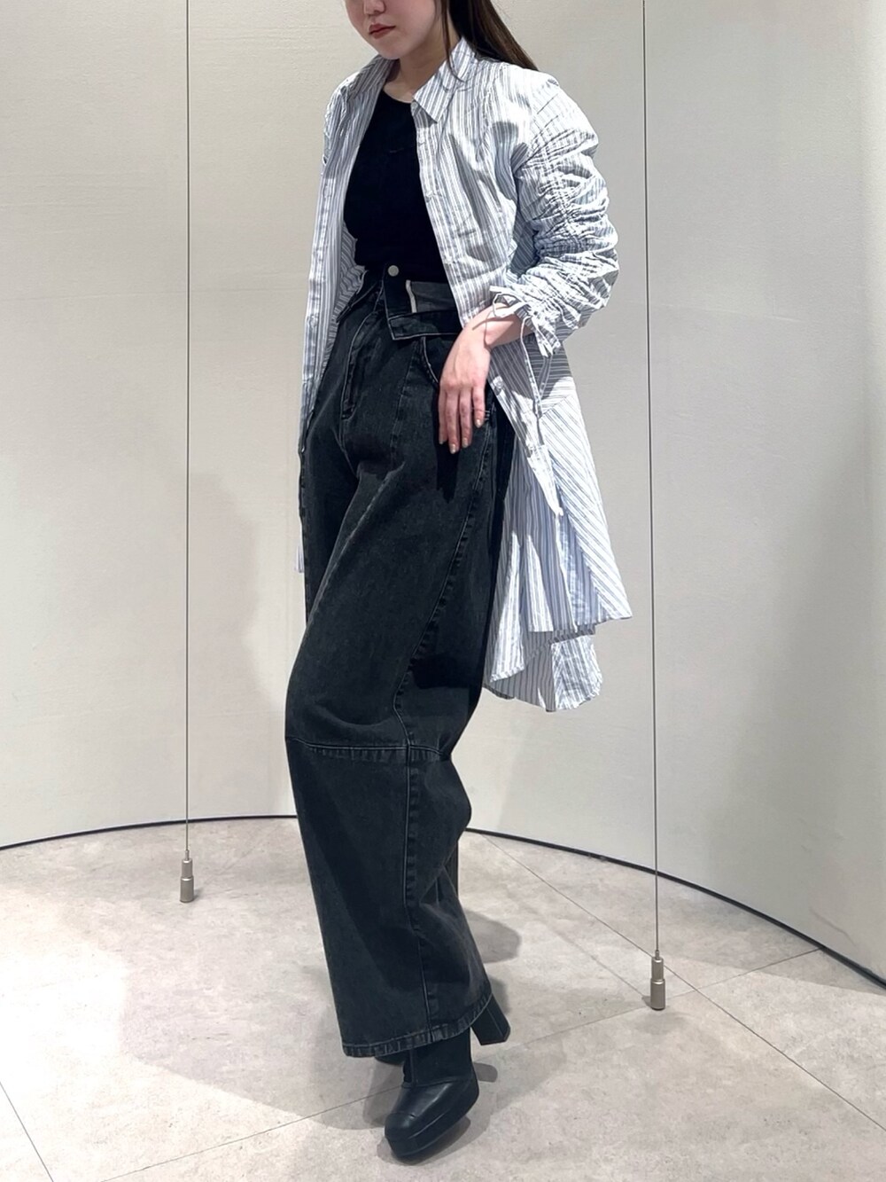 ブラック系のTシャツ/カットソー、ブラック系のデニムパンツ、その他のワンピースを着用したレディースの春コーディネートの2枚目の写真