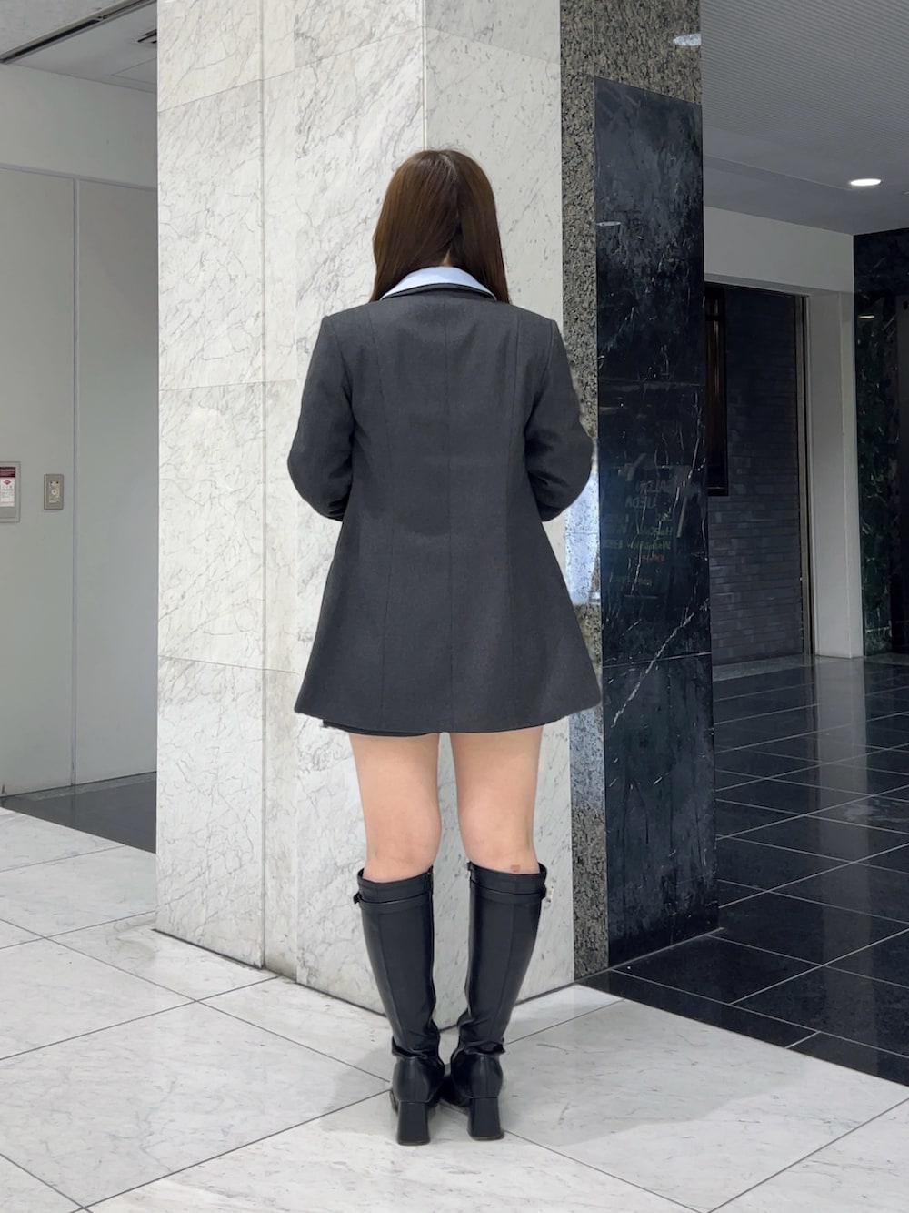 ブルー系のシャツ/ブラウス、グレー系のテーラードジャケット、グレー系のその他パンツを着用したレディースの秋コーディネートの6枚目の写真