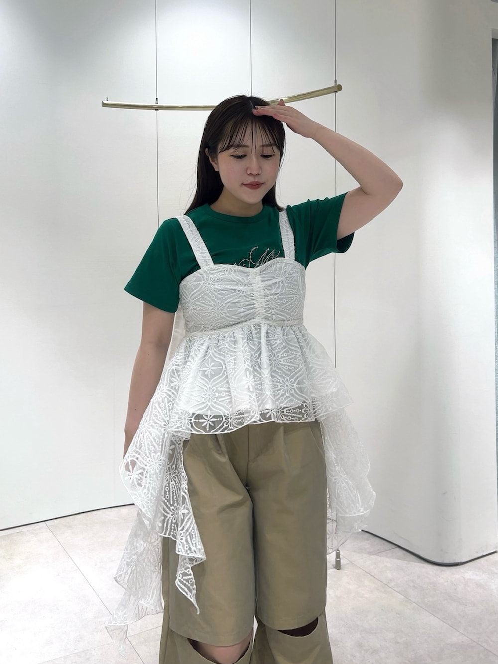 グリーン系のTシャツ/カットソー、ホワイト系のシャツ/ブラウス、ベージュ系のその他パンツを着用したレディースの春コーディネートの8枚目の写真