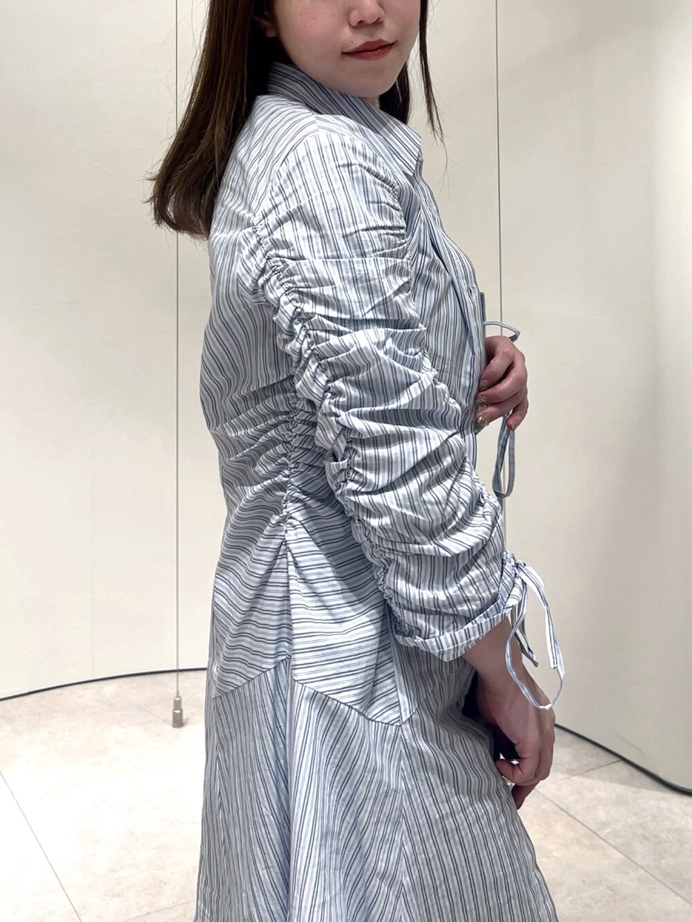 ブラック系のTシャツ/カットソー、ブラック系のデニムパンツ、その他のワンピースを着用したレディースの春コーディネートの8枚目の写真