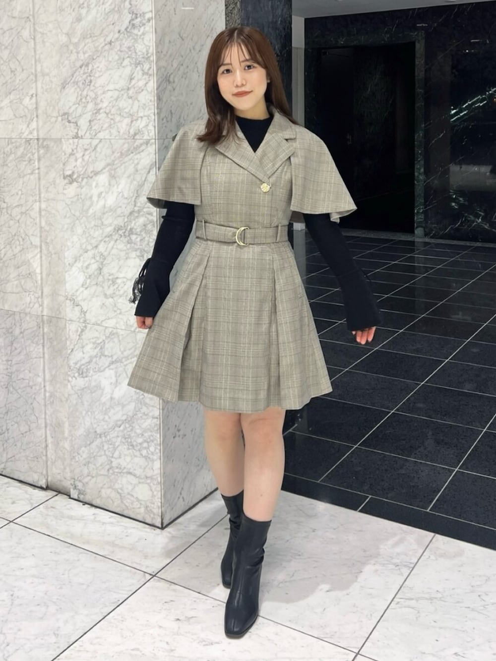 その他のワンピース、ブラック系のブーツ、ブラック系のニット/セーターを着用したレディースの秋コーディネートの2枚目の写真