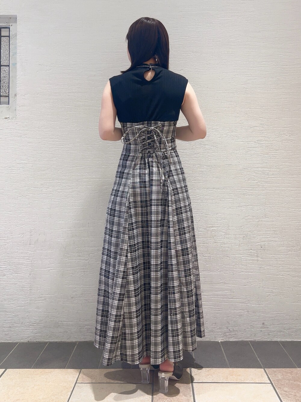 ブラック系のワンピース、ブラック系のパンプスを着用したレディースの夏コーディネートの2枚目の写真