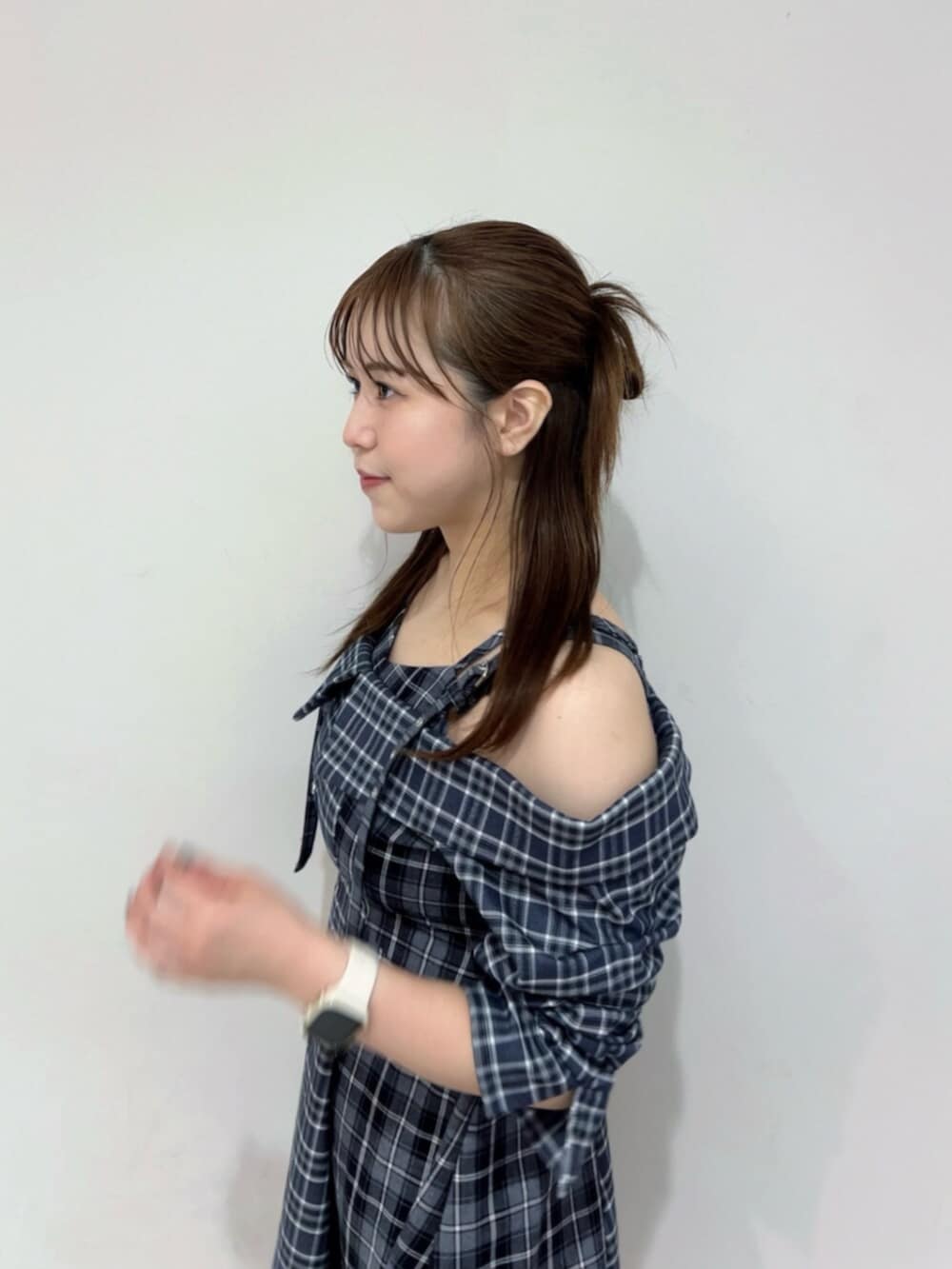 その他のローファー、ブルー系のワンピースを着用したレディースの秋コーディネートの5枚目の写真
