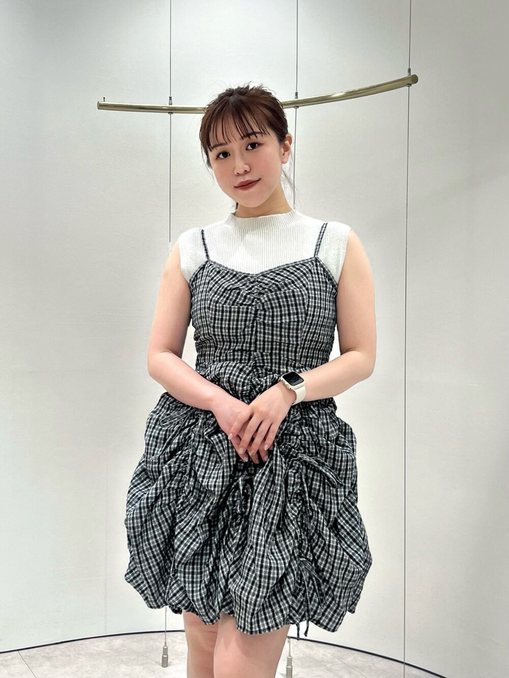 グレー系のワンピース、ホワイト系のニット/セーター、ホワイト系のサンダルを着用したレディースの夏コーディネートの5枚目の写真