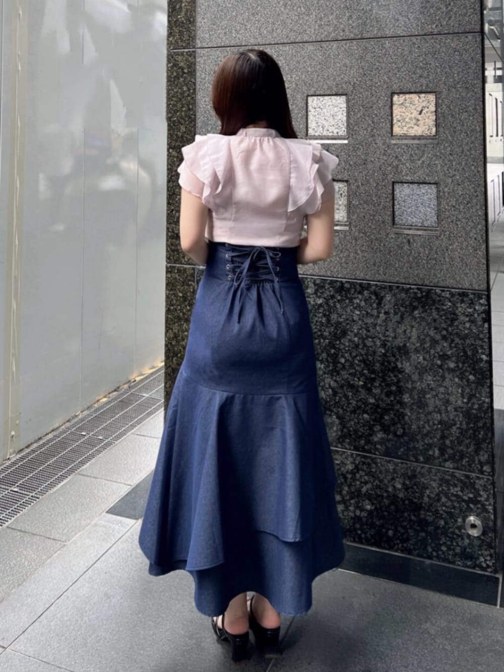 ピンク系のシャツ/ブラウス、ブルー系のスカート、ブラック系のサンダルを着用したレディースの春コーディネートの4枚目の写真