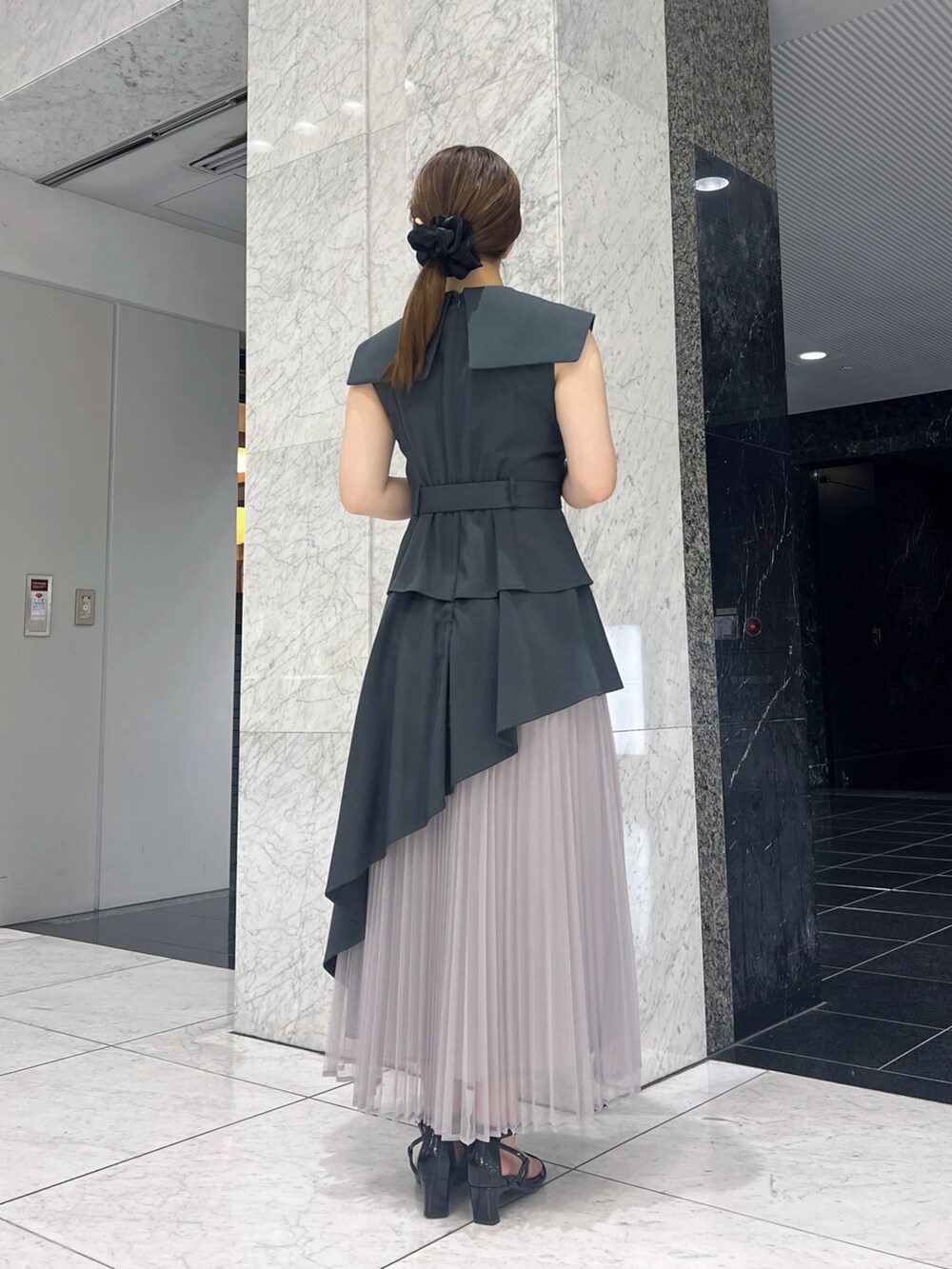 グレー系のワンピース、ブラック系のサンダルを着用したレディースの夏コーディネートの4枚目の写真