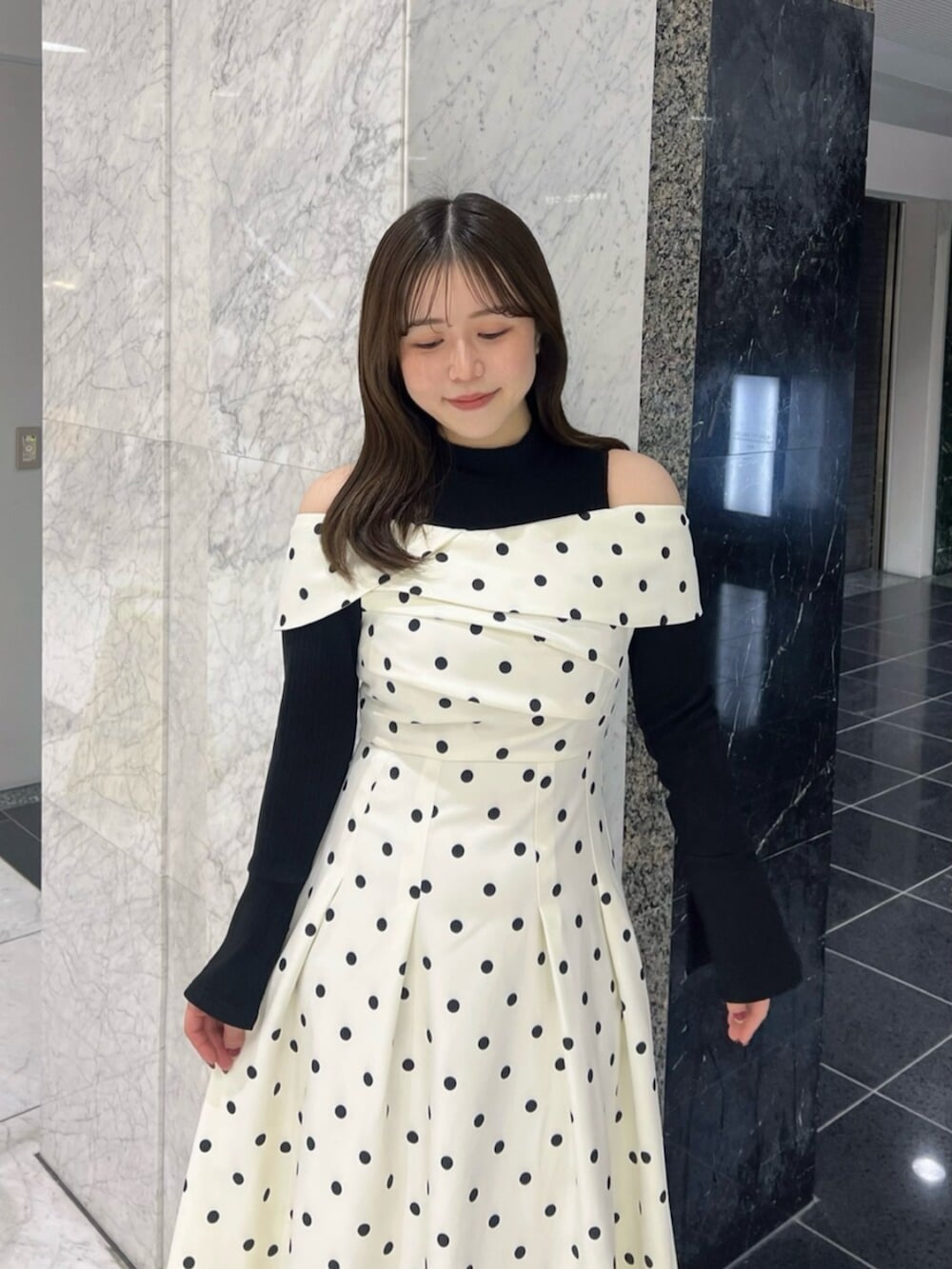 ブラック系のサンダル、その他のワンピースを着用したレディースの春コーディネートの5枚目の写真