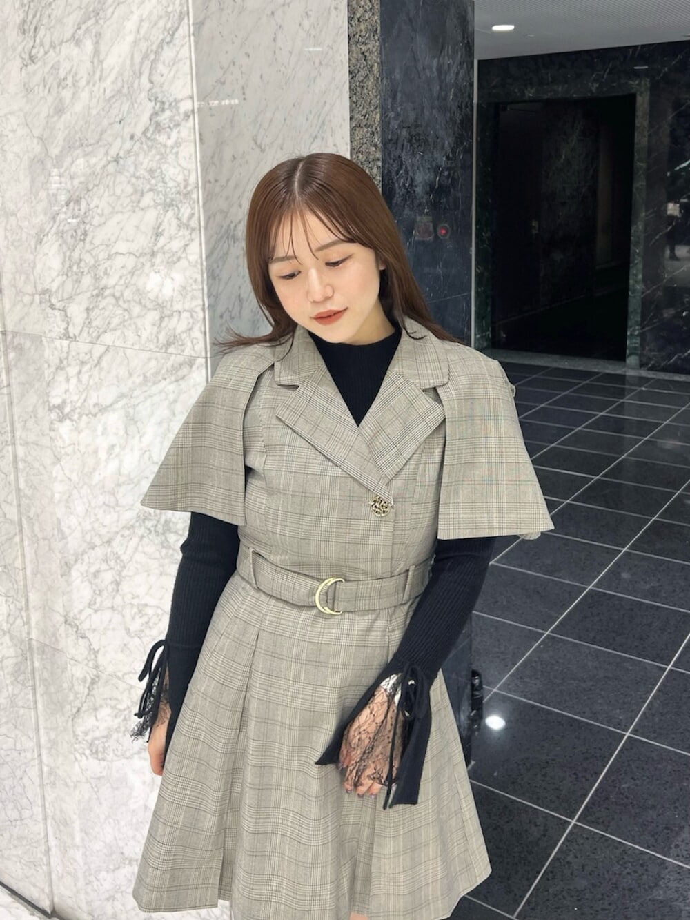 その他のワンピース、ブラック系のブーツ、ブラック系のニット/セーターを着用したレディースの秋コーディネートの6枚目の写真