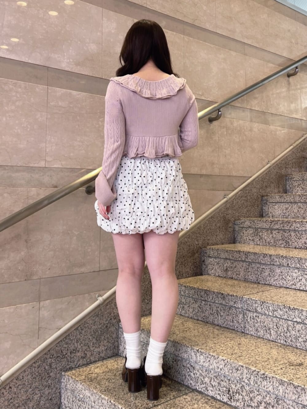 ホワイト系のキャミソール、ホワイト系のスカート、ピンク系のカーディガン/ボレロを着用したレディースの春コーディネートの4枚目の写真