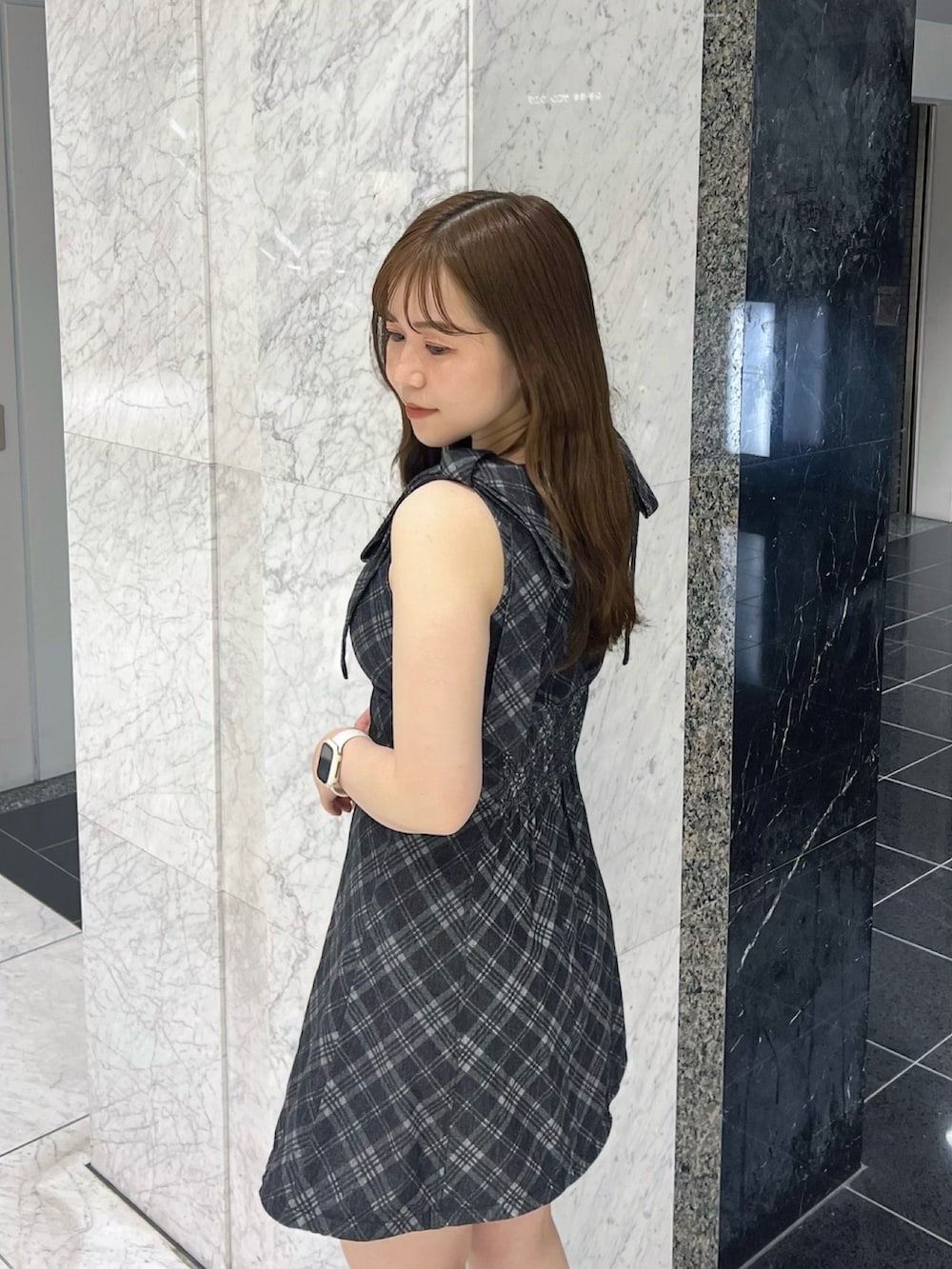 ブラック系のカーディガン/ボレロ、その他のワンピース、ブラック系のサンダルを着用したレディースの夏コーディネートの10枚目の写真