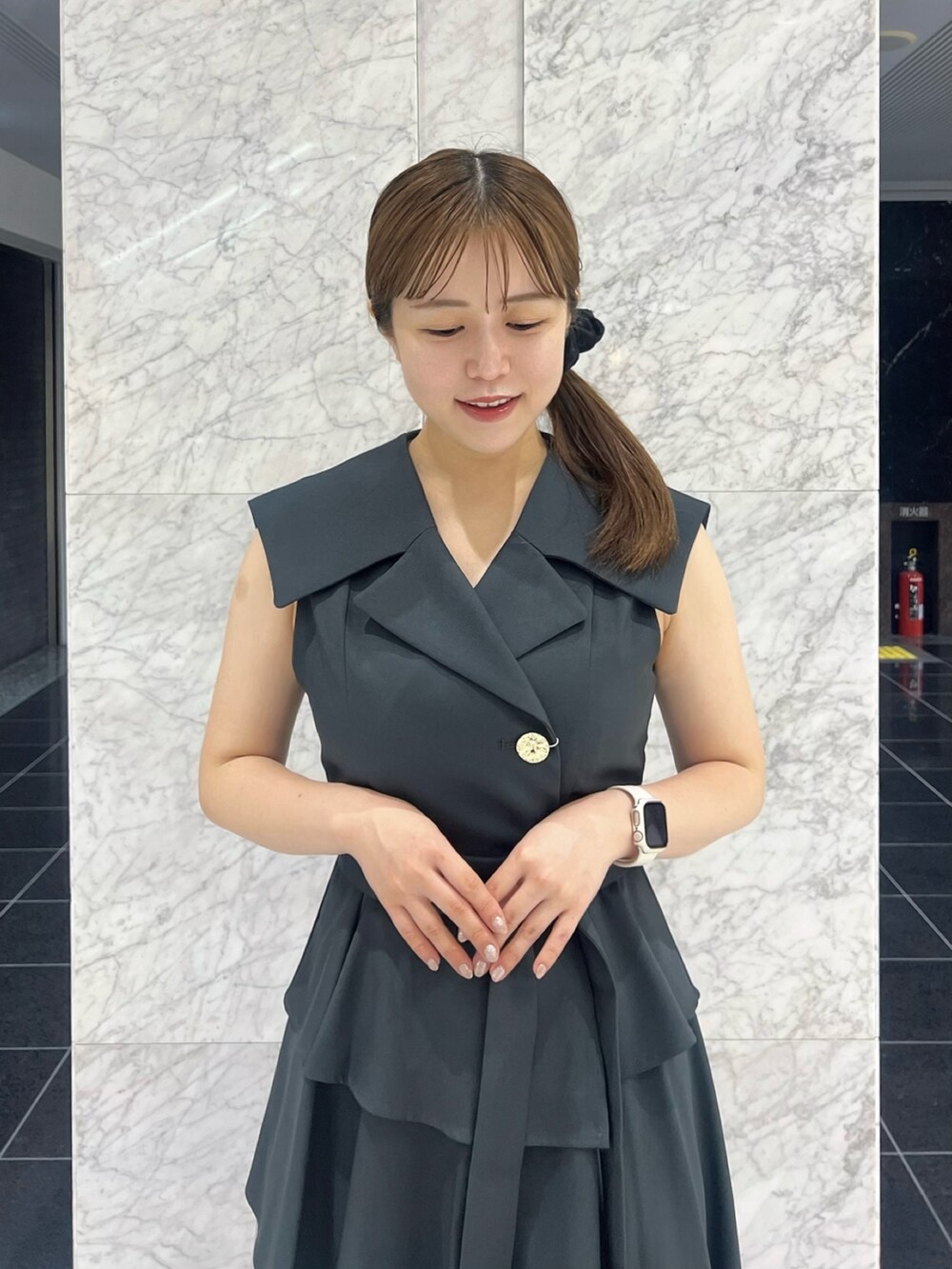 グレー系のワンピース、ブラック系のサンダルを着用したレディースの夏コーディネートの5枚目の写真