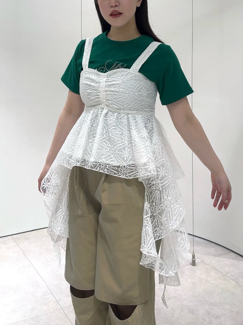 グリーン系のTシャツ/カットソー、ホワイト系のシャツ/ブラウス、ベージュ系のその他パンツを着用したレディースの春コーディネートの6枚目の写真