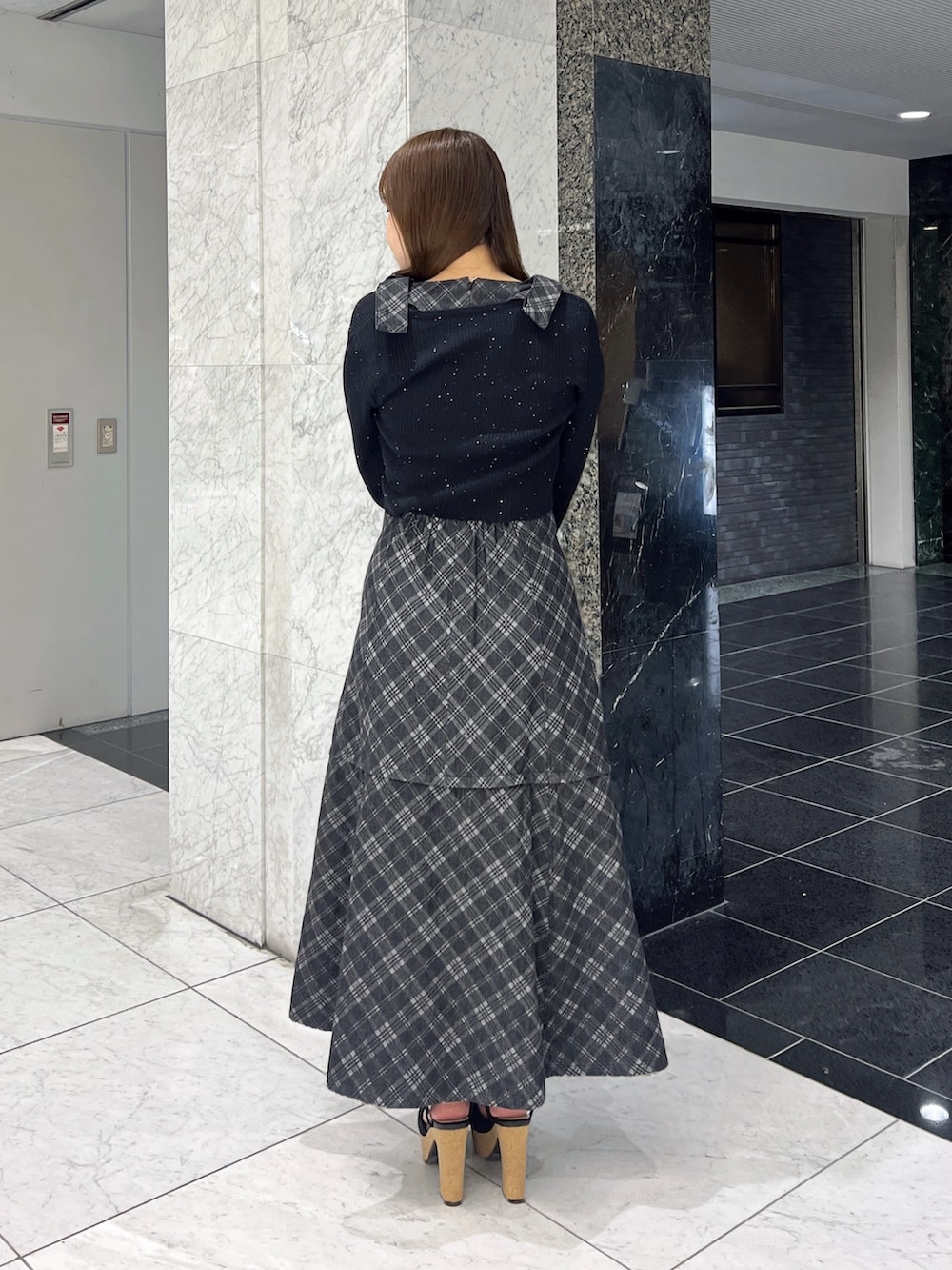ブラック系のカーディガン/ボレロ、その他のワンピース、ブラック系のサンダルを着用したレディースの夏コーディネートの4枚目の写真