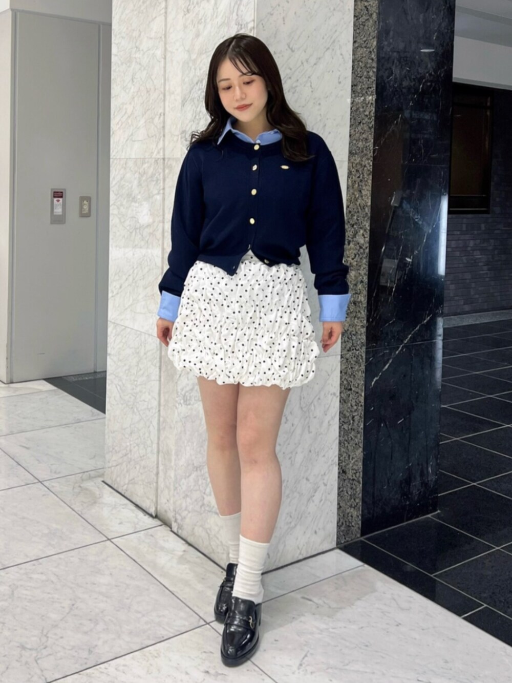 ブルー系のカーディガン/ボレロ、ブルー系のシャツ/ブラウス、ホワイト系のスカートを着用したレディースの春コーディネートの2枚目の写真