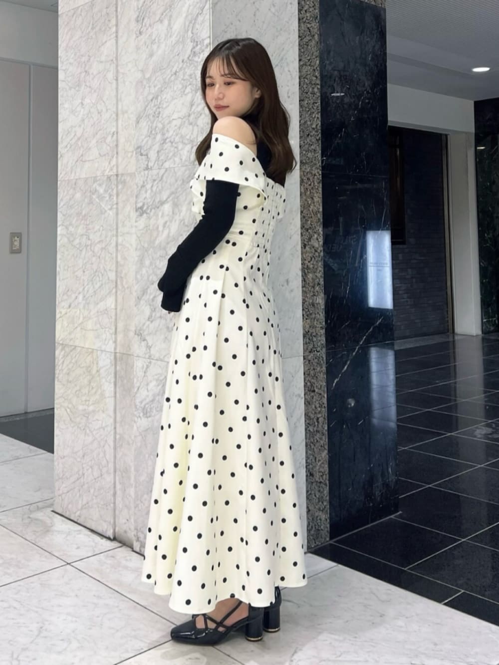 ブラック系のサンダル、その他のワンピースを着用したレディースの春コーディネートの3枚目の写真