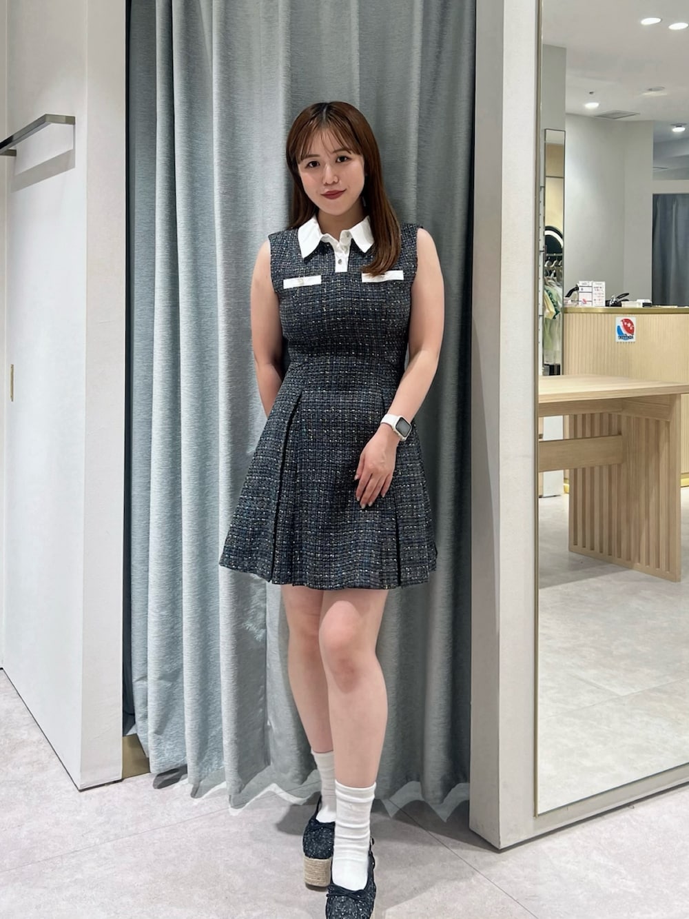 ブラック系のサンダル、グレー系のワンピースを着用したレディースの夏コーディネートの2枚目の写真