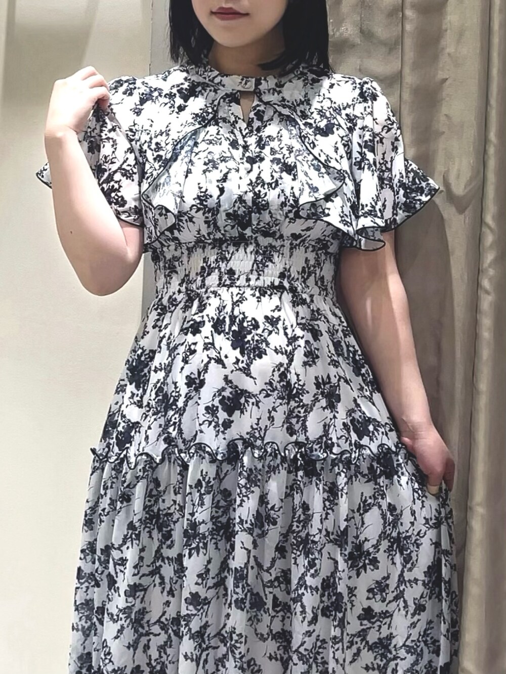 ホワイト系のワンピース、シルバー系のパンプスを着用したレディースの春コーディネートの5枚目の写真