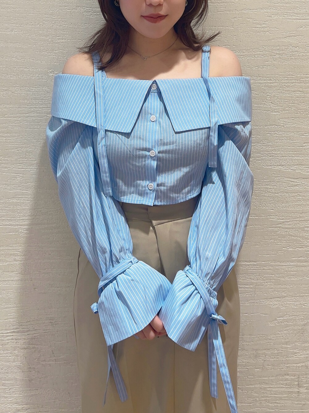 ホワイト系のシャツ/ブラウス、ブラック系のブーツ、グレー系のスカートを着用したレディースの冬コーディネートの7枚目の写真